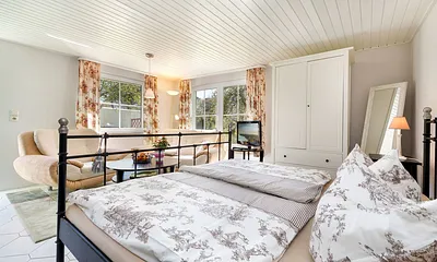 Alle Fenster haben Außenrolläden für die Verdunklung.