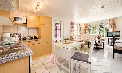 Die Küchenzeile ist komplett ausgestattet.