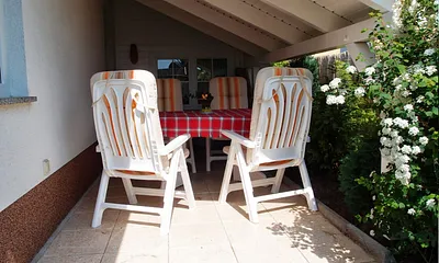 Überdache Sitzecke im Garten zu Ihrem Ferienhaus