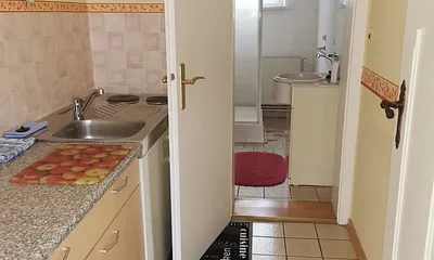 Küchenbereich mit Durchgang zum Bad