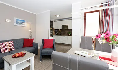 Wohnbereich mit Blick in die Küche