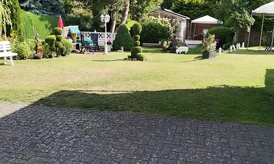 Sitzgelegenheiten auf dem Grundstück