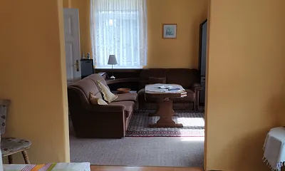 Schlafbereich mit offenen Durchgang zum Wohnbereich