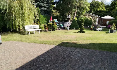 Garten mit Sitzgelegenheiten