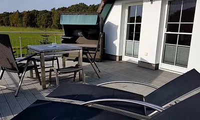 Ihre Dachterrasse, mit Strandkorb, Liegen, Eßtischgruppe sowie phantastischen Blick in die Natur bis auf den Bodden