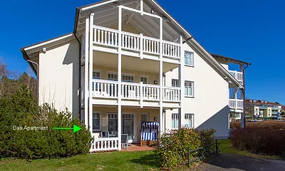 Gemüdlicher Wohnbereich mit Essecke und Fehnseher. Zugang zur Terrasse