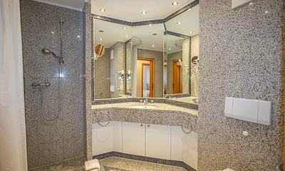 Großes geräumiges Bad im Granitstil mit großem Spiegelpanorama