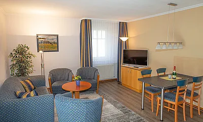 Großer Wohnbereich mit Esstisch und Flachbildfernseher