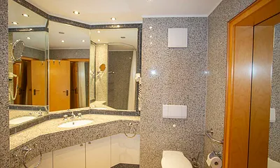 Großes geräumiges Bad im Granitstil mit großem Spiegelpanorama