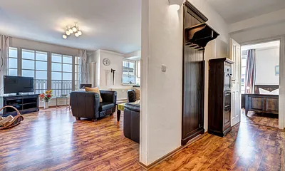 Blick ins Wohnzimmer und rechts ins Schlafzimmer I