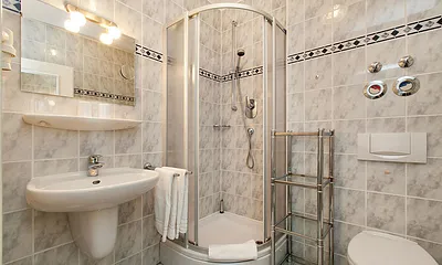 Das schöne Bad hat Dusche, WC und Fön.