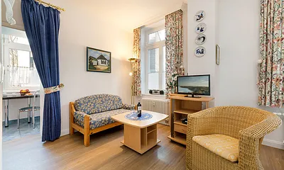 Flat-TV und Radio sind vorhanden.