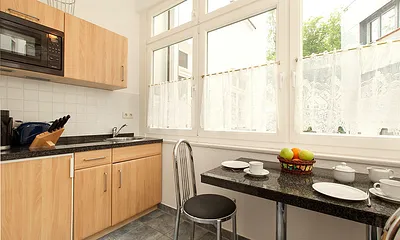 Küchenzeile und Eßbereich befinden sich im nach Süden ausgerichteten geschlossenen Balkon. 