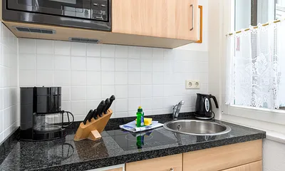 Hier der Blick auf die Küchenzeile mit Mikrowelle.