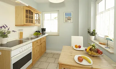 komplett ausgestattete Küchenzeile mit Esstisch