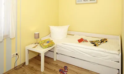 Einzelbett im Wohnzimmer