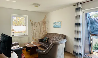 Gemütliche Polsterecke mit TV und Radio (links vom Sessel) 