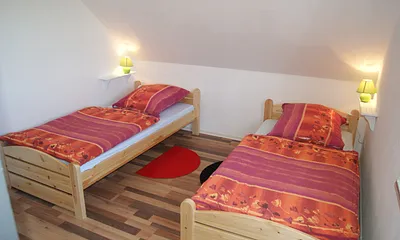 zweites Schlafzimmer mit zwei Einzelbetten
