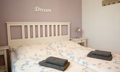 Schlafzimmer mit Doppelbett