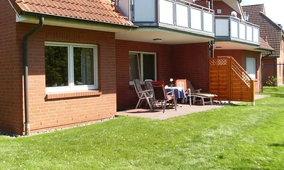 Terrasse mit Rasenfläche