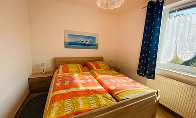 Schlafzimmer mit Doppelbett und 3türigem Kleiderschrank