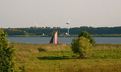 ein Zeesboot segelt vorbei