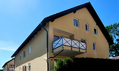 Balkon mit viel Morgensonne und Küstenwald