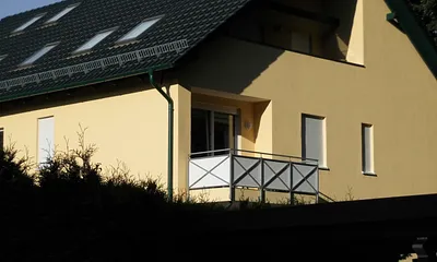 Balkon mit viel Morgensonne und Küstenwald