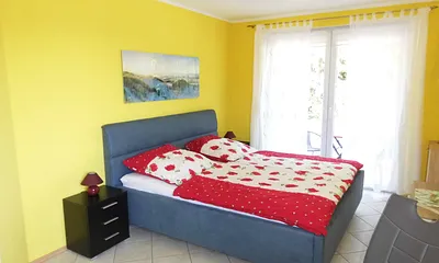 Schlafbereich mit modernen Doppelbett