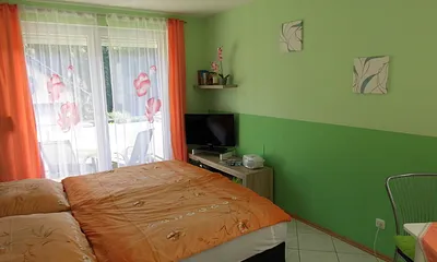 Wohnbereich mit Blick auf Küstenwald und TV