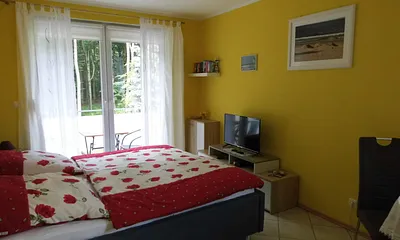 Wohnbereich mit Blick auf Küstenwald und TV