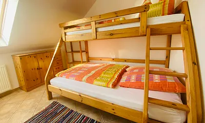 Etagenbett im Kinderzimmer (obere Liegefläche 90 x 200, untere Liegefläche 140 x 200)