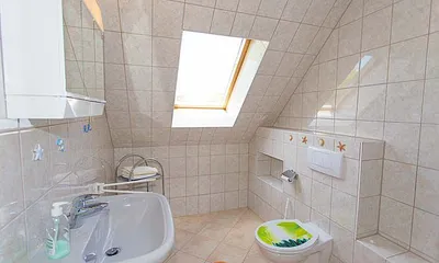 Badezimmer mit Dusche & WC