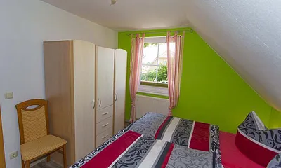 gemütliches separates Schlafzimmer mit Kleiderschrank