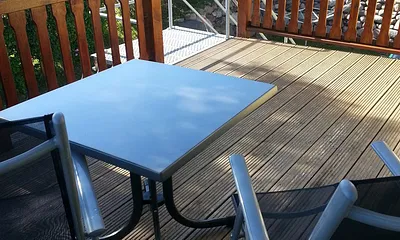 Große Balkonterrasse mit Gartenmöbel und Blick ins Grüne 