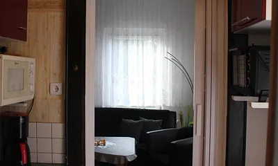 Blick vom Koch-/Flurbereich in den Wohnbereich