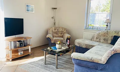 Gemütliche Polsterecke mit Blick zum Balkon