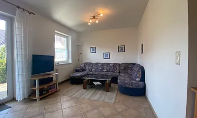 Gemütliche Polsterecke mit TV und Radio