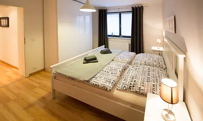 Schlafzimmer mit grossen Schiebetürenschrank