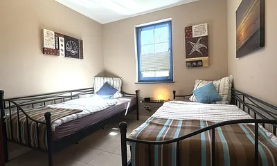 Zweites Schlafzimmer mit zwei Einzelbetten 90 x 200 cm