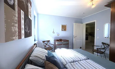 Die 2 Schlafzimmer (1x Doppelbett, 1x Zweibett) verfügen über Komfortmatratzen in je 90x200 cm, verstellbare Lattenroste sowie große Kleiderschränke mit jeder Menge Stauraum