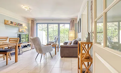 Große Fensterfront mit Ostausrichtung