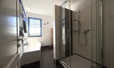 Badezimmer mit Badewanne UND Dusche mit niedrigem Einstieg - für jeden Geschmack etwas dabei