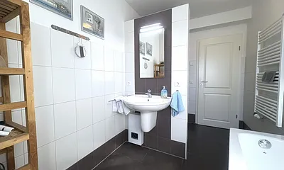 modernes Badezimmer mit viel Ablagemöglichkeiten