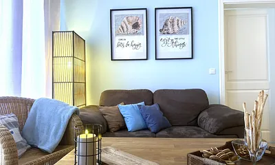 Wohnbereich im dezent maritimen Stil, der die Farben des Strandes und des Meeres wiederspiegelt, für eine erholsame Urlaubsatmosphäre