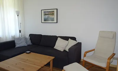 Wohnraum mit ausziehbarer Schlafcouch