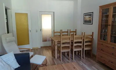 großer Esstisch im Wohnraum