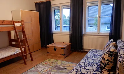 Schlafraum 2 mit Doppelstockbett und ausziehbarer Schlafcouch