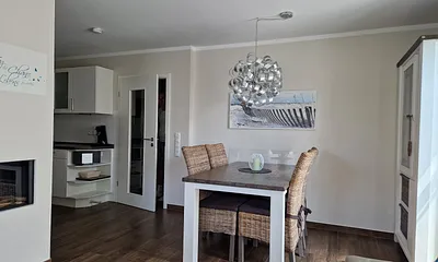 Blick von der Sitzecke auf den großen Esstisch