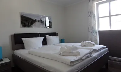 Schlafzimmer mit Zugang zum großen Balkon